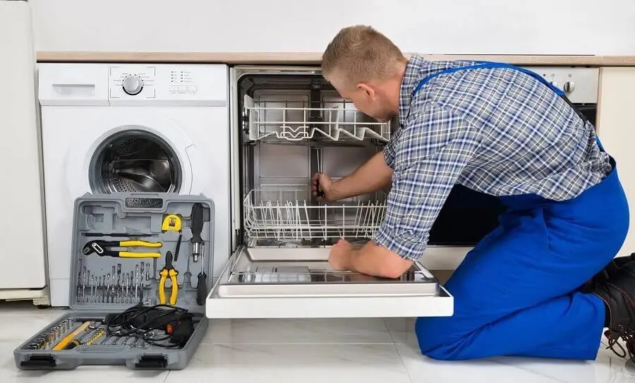 Menemen Gorenje servisi teknisyen ekibi beyaz eşya tamiri yaparken